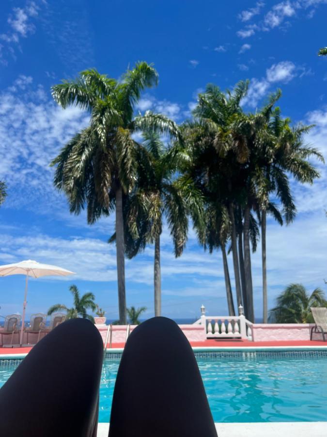 Отель Peaceful Palms Бухта Монтего Экстерьер фото
