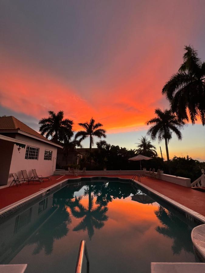 Отель Peaceful Palms Бухта Монтего Экстерьер фото