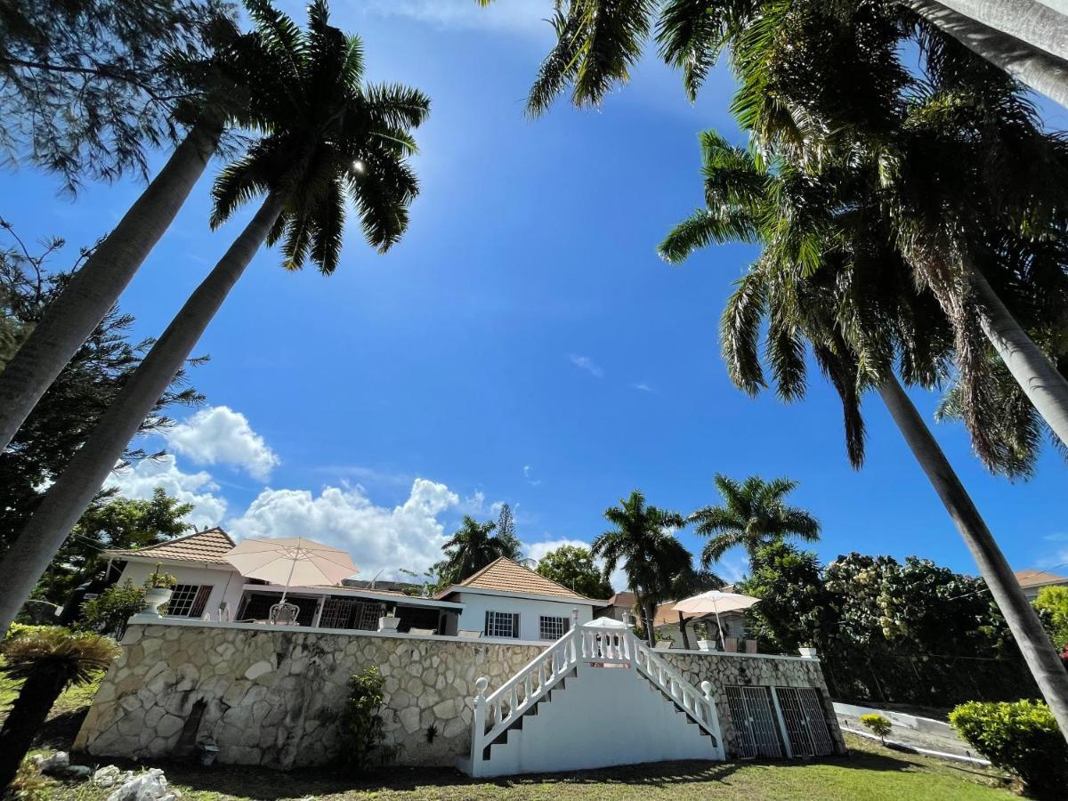 Отель Peaceful Palms Бухта Монтего Экстерьер фото